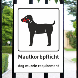 Maulkorb Pflicht f&uuml;r Hunde Schild, Beschreibung auf Deutsch und Englisch