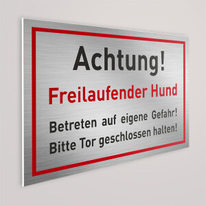 Achtung freilaufender Hund Schild. Betreten auf eigene...